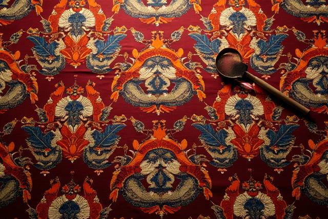 Részletes, történelmi selyemszövet replikája, múzeumi minőségben.